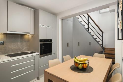 2 bd downtown home with private parking 400 meters walk to the beach