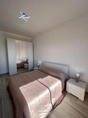 - une chambre avec un grand lit et un ventilateur de plafond dans l'établissement Da Mariella case vacanza - Bilocale Sunset vista mare, à Sanremo