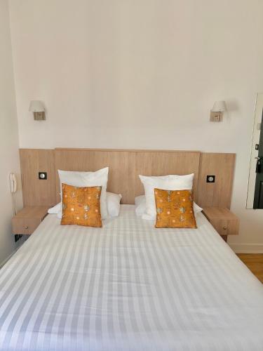Hôtel Les Deux Coteauxにあるベッド