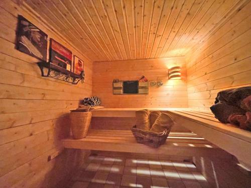 a sauna with a bench in a wooden room at Kölliger Hirtenhaus in Köllig