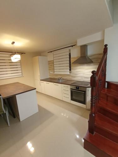 uma cozinha com armários brancos e um forno com placa de fogão em Apartments Captain Morgan Prague em Praga
