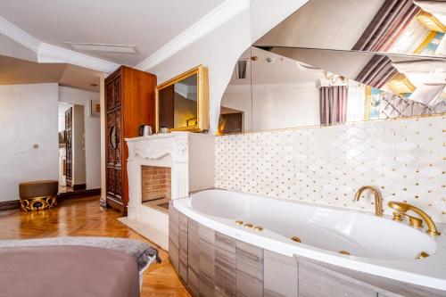 een badkamer met een groot bad in een kamer bij Splendid Studio in Historic Mansion in Beylerbeyi in Istanbul