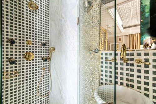 baño con ducha y puerta de cristal en Charming Studio in Historic Mansion in Beylerbeyi, en Estambul