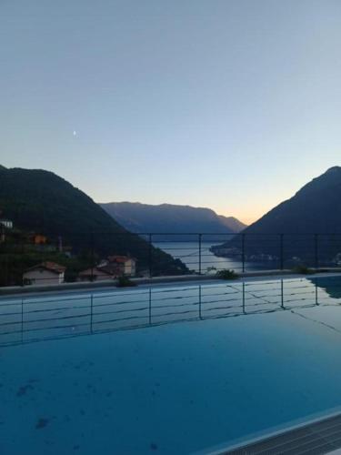 a view of the ocean and mountains from a building at Simon's Place Lake View in Nesso