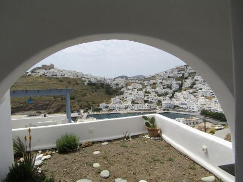 a view of a city through an archway at Υδρία-Κατοικίες Hydria-Houses in Pera Gyalos