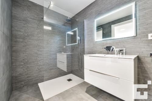 uma casa de banho com um lavatório branco e um espelho. em Apartamento Isea 153 - Grupo Turis em Calpe