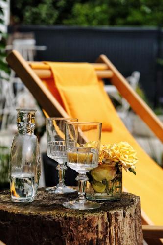 - une table avec 2 verres et une bouteille d'eau dans l'établissement LA MAISON d'HORTENSE, maison de charme et de caractère, à Toulouse
