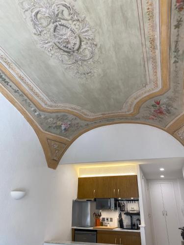 un plafond à caissons recouvert d'une peinture. dans l'établissement Lovely studio - heart of Menton, near the beach., à Menton