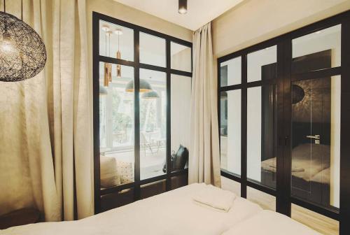 una camera con un letto e una grande finestra di Montevideo Centrum 2 by Grand Apartments a Sopot
