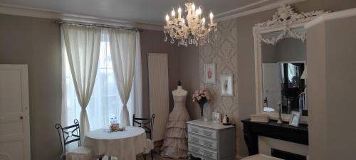uma sala de vestir com uma cómoda e um espelho em La Clef Dort em Beauchamps
