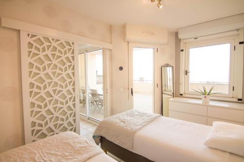 アンダイエにあるFront de Merのベッドルーム1室(ベッド2台、窓付)