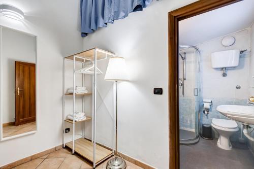 ローマにあるColiseum Rome Apartmentsのバスルーム(シャワー、トイレ、シンク付)