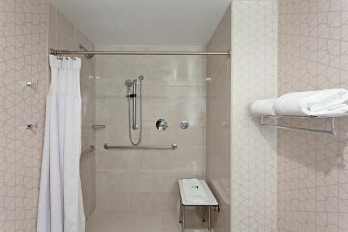 W łazience znajduje się prysznic z zasłoną prysznicową. w obiekcie Crowne Plaza Silicon Valley North - Union City, an IHG Hotel w mieście Union City