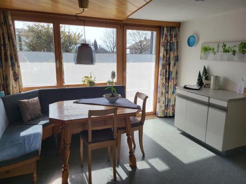 Gästehaus Mangold Fritsch في Klaus: غرفة معيشة مع طاولة ومطبخ