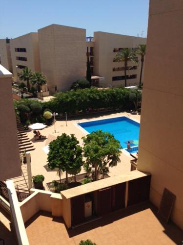 een uitzicht over een zwembad in een gebouw bij Costamarina Apartments in Cabo Roig