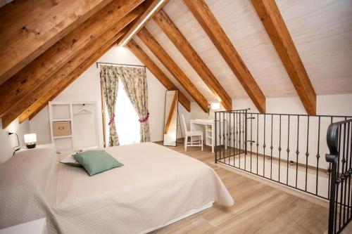een slaapkamer met een groot bed op zolder bij La Casetta di nonna Olga-Chalet in Agerola
