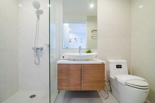 een badkamer met een wastafel, een toilet en een douche bij Huahin Myresort Family Suite Condo 3B2B Free water park มายรีสอร์ท หัวหิน 3 ห้องนอน 2 ห้องน้ำ พัก 8 คน ฟรีสวนน้ำ in Hua Hin