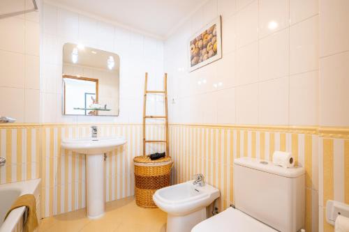 a bathroom with a toilet and a sink at Apartamento Sra da Rocha by Umbral in Porches