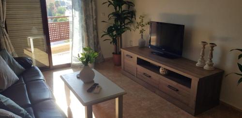 een woonkamer met een bank en een tv bij Costamarina Apartment Top Floor in Cabo Roig