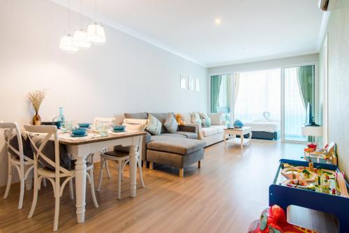 a living room with a table and a couch at Huahin Myresort Family Suite Condo 3B2B Free water park มายรีสอร์ท หัวหิน 3 ห้องนอน 2 ห้องน้ำ พัก 8 คน ฟรีสวนน้ำ in Hua Hin
