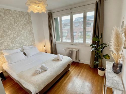 une chambre avec un lit avec deux serviettes dessus dans l'établissement COSY HOME Annecy Rent Lodge, à Annecy