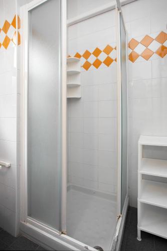 a shower with a glass door in a bathroom at Villa Roswal in Rosolina Mare