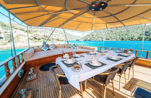 una mesa en la cubierta de un barco en Hka Neta Yachting en Fethiye