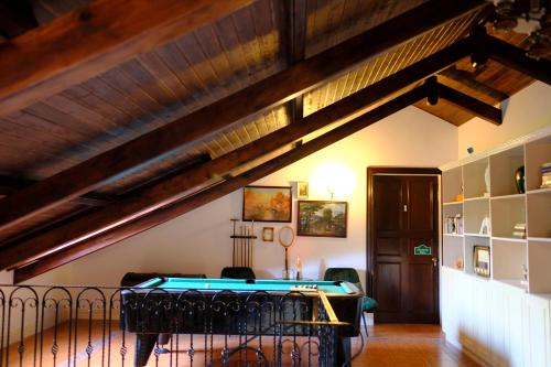 a living room with a pool table in the middle of a room at Villa Várzea - Country Suite in Ginetes