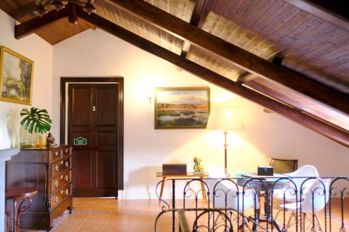 a dining room with wooden beams and a table and chairs at Villa Várzea - Country Suite in Ginetes