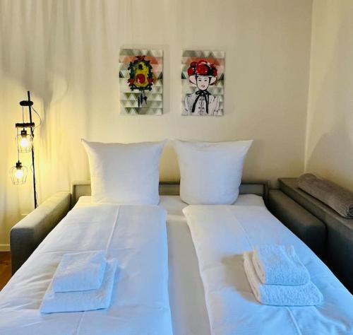 ein Schlafzimmer mit 2 Betten und Handtüchern darauf in der Unterkunft Ferienwohnung Niki in Titisee-Neustadt