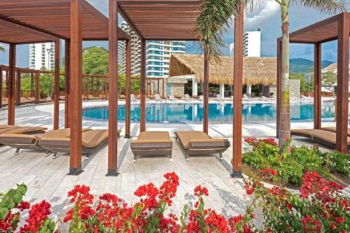 a resort with a swimming pool with chaise lounges at SAMARIA CLUB DE PLAYa in Gaira