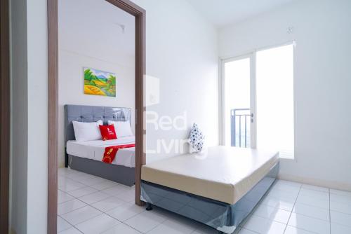 Postel nebo postele na pokoji v ubytování RedLiving Podomoro Golf View Apartemen - Skyland Tower Balsa