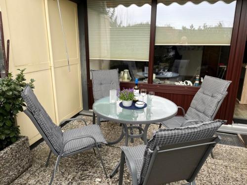 eine Terrasse mit einem Tisch und Stühlen auf einer Terrasse in der Unterkunft Seeschlösschen 1-07 in Grömitz