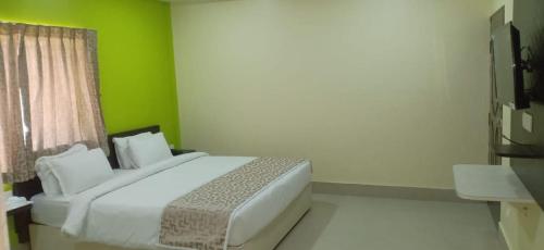 Una cama o camas en una habitación de Hotel Divine Inn By WB Inn