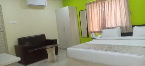 Una cama o camas en una habitación de Hotel Divine Inn By WB Inn