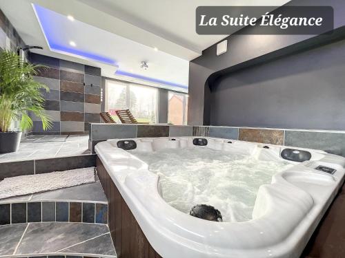 חדר רחצה ב-Chambre avec spa, piscine et sauna privatif