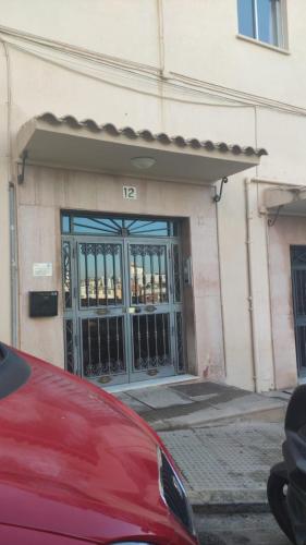 uma porta para um edifício com um portão em piso vista carretera em Torremolinos