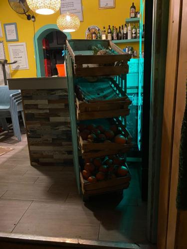 um monte de cestos cheios de tomates numa loja em piso vista carretera em Torremolinos