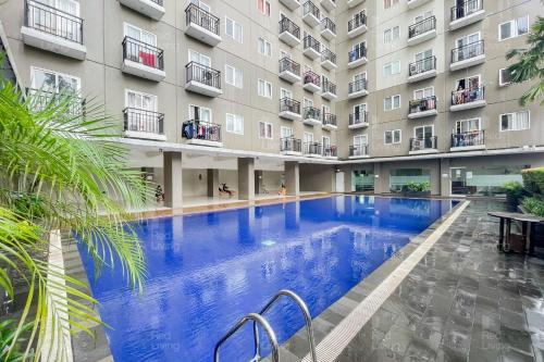 una gran piscina frente a un edificio en RedLiving Apartemen Sunter Park View - Emma Rooms, en Yakarta