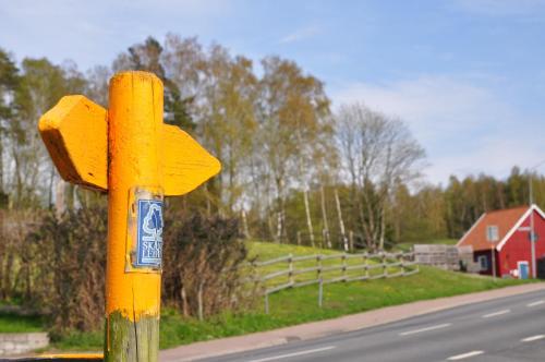 a yellow street sign on the side of a road at STF Vandrarhem Blentarp in Blentarp