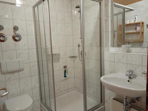 ein Badezimmer mit Dusche und Waschbecken in der Unterkunft ciao-aschau Grenzhub FeWo Alpen Hidaway 110 in Aschau