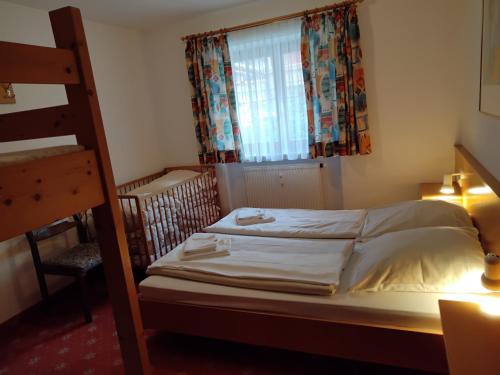 een kleine slaapkamer met een bed en een raam bij ciao-aschau Grenzhub FeWo 208 Bär in Aschau
