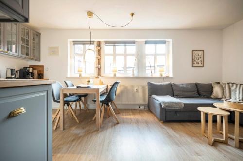 uma sala de estar com um sofá e uma mesa em Deine Juist Ferienwohnung Strandburg Juist em Juist