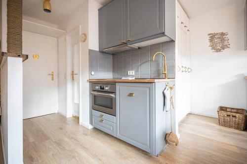 a kitchen with a sink and a stove in it at Deine Juist Ferienwohnung Strandburg Juist in Juist