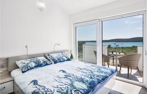 Schlafzimmer mit einem Bett und Meerblick in der Unterkunft Cozy Home In Medulin With Wifi in Medulin