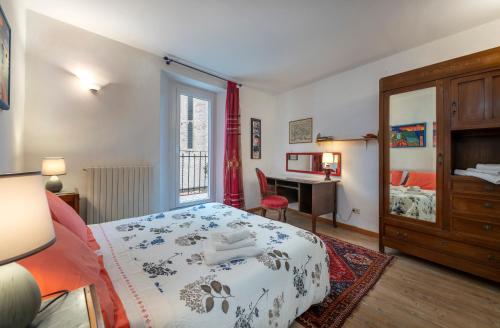 a bedroom with a bed and a desk at Il Nido del Canterino in Perugia