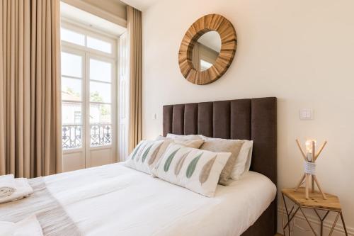 - une chambre avec un grand lit et un miroir mural dans l'établissement Wine Luxury House, à Porto