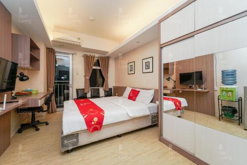 ein Hotelzimmer mit einem Bett und einem Schreibtisch in der Unterkunft RedLiving Apartemen Easton Park Jatinangor - Azhimah Rooms in Sumedang