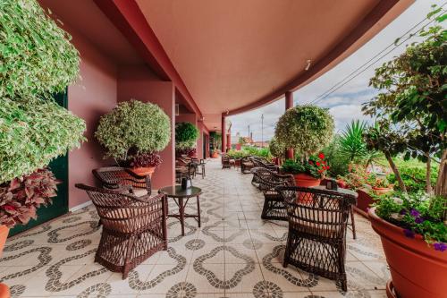 un patio al aire libre con sillas y macetas en Villa Amore Accommodation by Amazing Madeira, en Paul do Mar