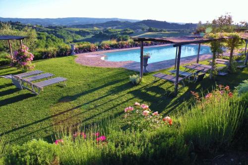 een tuin met banken en een zwembad bij Capanna Suites in Luia